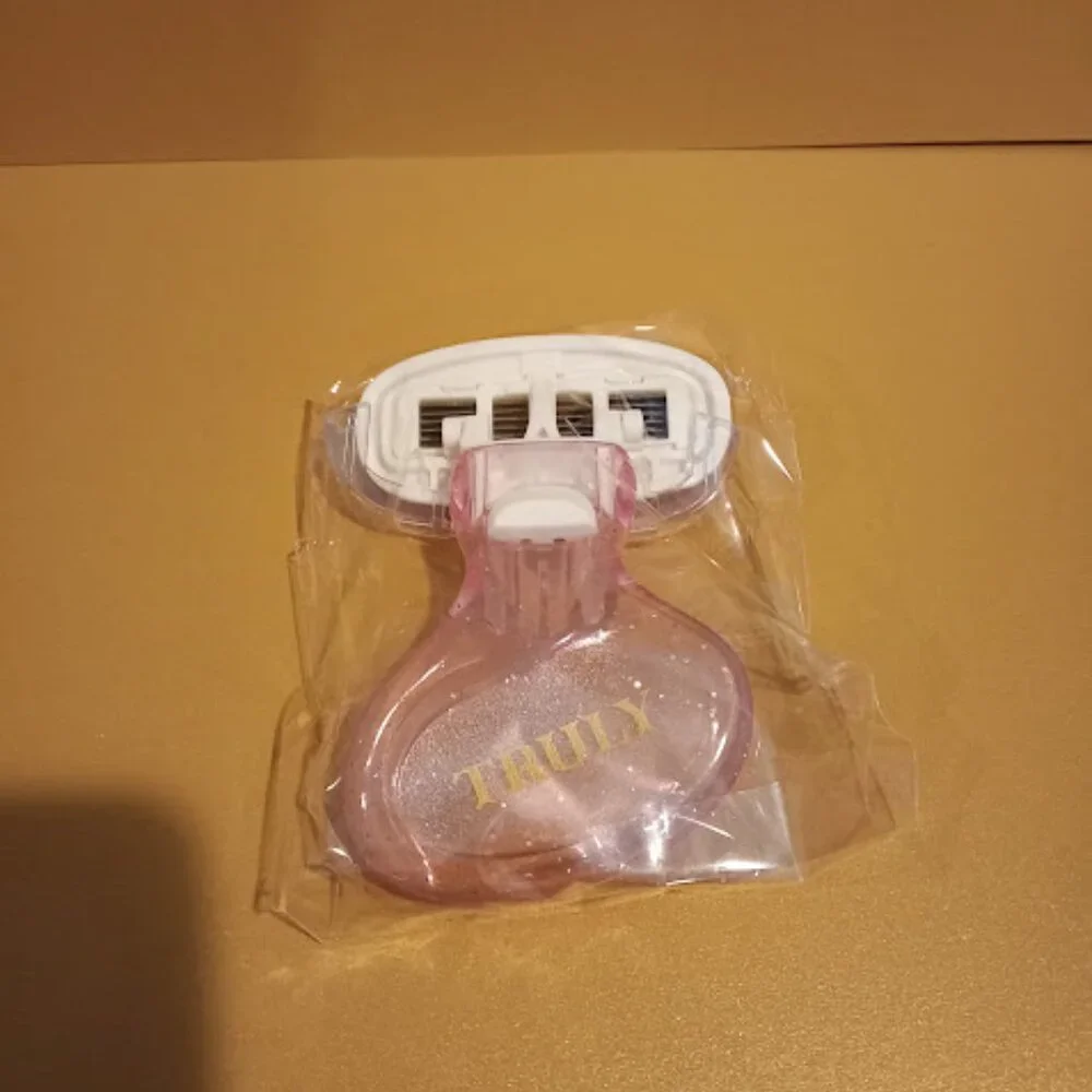 TRULY Shaving Set - Picture 8 of 8